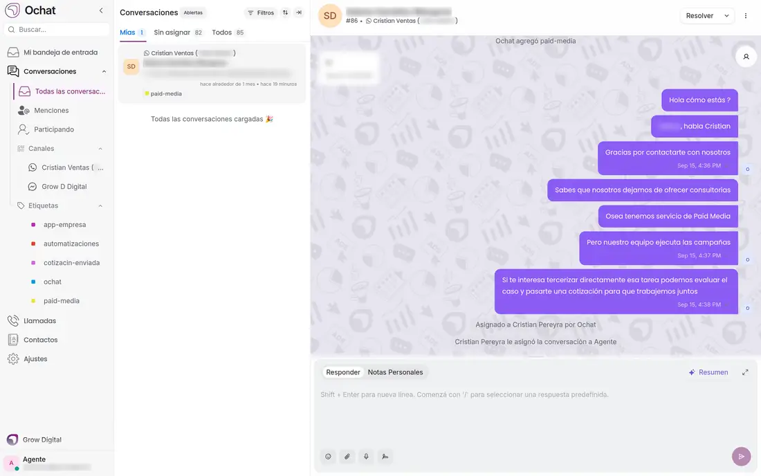 Conversación abierta con el historial, las notas del sistema y el cuadro para responder